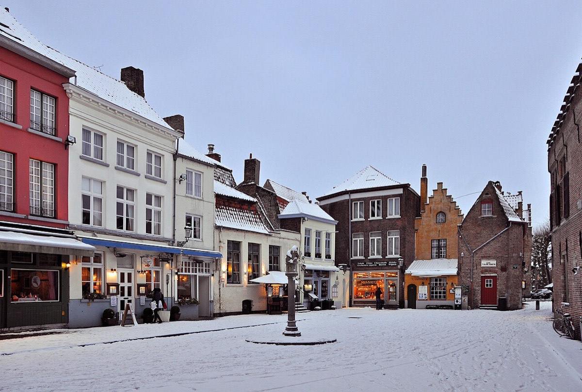 La place des Tanneurs (Huidenvettersplein), à Bruges.