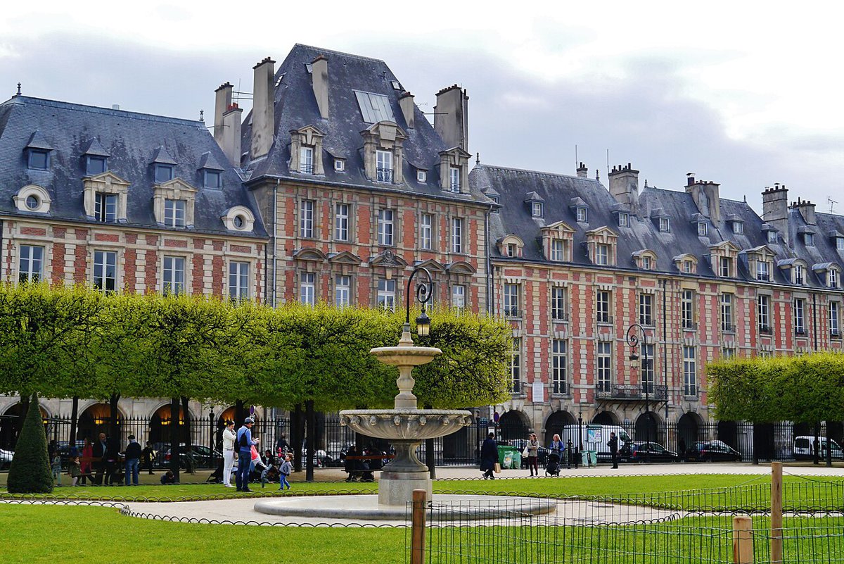 La place des Vosges, à Paris.